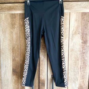 ZYIA ACTIVE LEOPARD PRINT POCKET HIGH RISE‎ CAPRI LEGGING